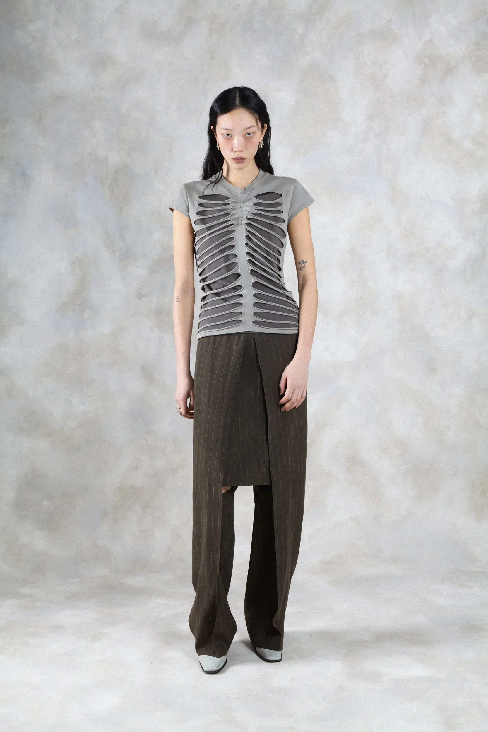 1355_78a1175a80-avavav_fw26_lookbook_f26_tsh_40_tilde_cut_out_top_grey1689-mega