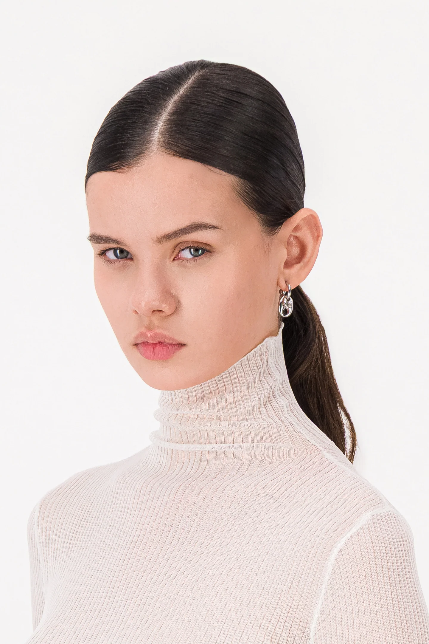 AKARIEARRINGS-MODEL_1440x